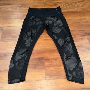 Lululemon Cropped Leggings Black Floral Camo Print Womens Size 10 Activewear